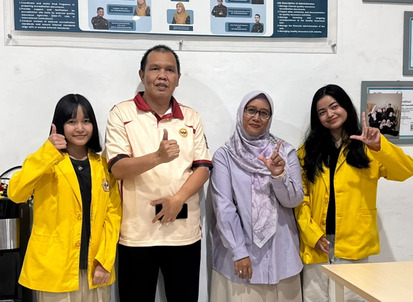 Tim debat bahasa Inggris ULM bersama dosen pendamping