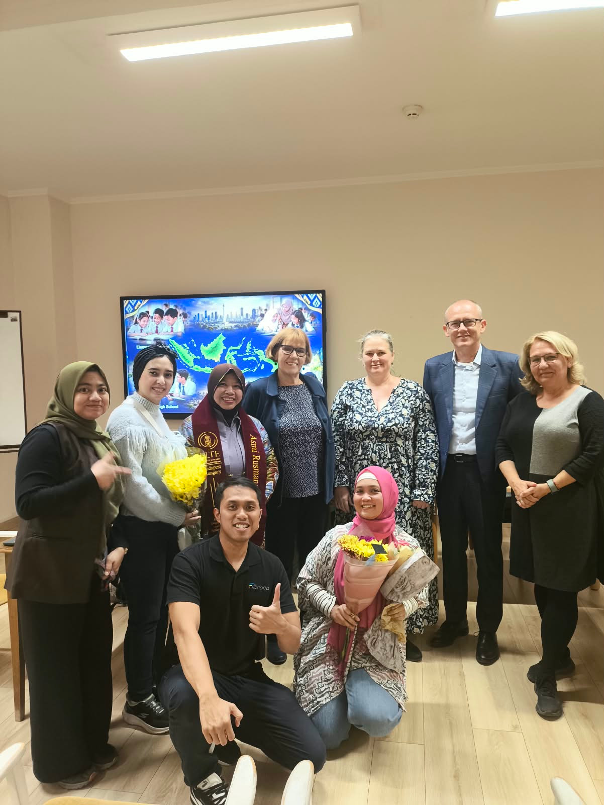 Foto bersama usai sidang terbuka promosi doktor Asmi Rusmanayanti di Budapest