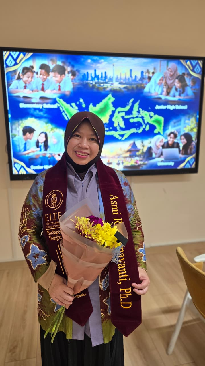 Asmi Rusmanayanti, Ph.D. memegang buket bunga usai sidang terbuka promosi doktor di ELTE Budapest