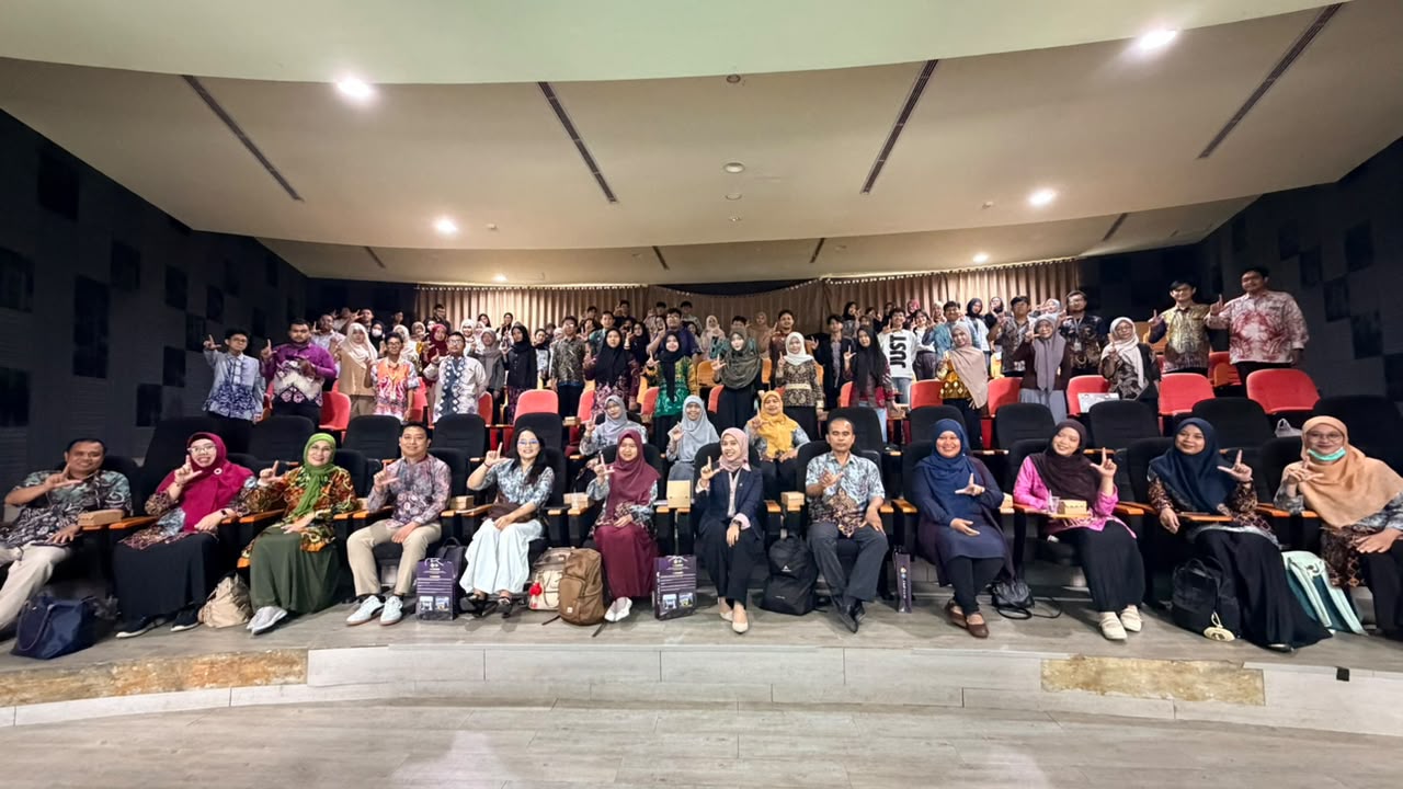 Foto bersama peserta dan pembicara