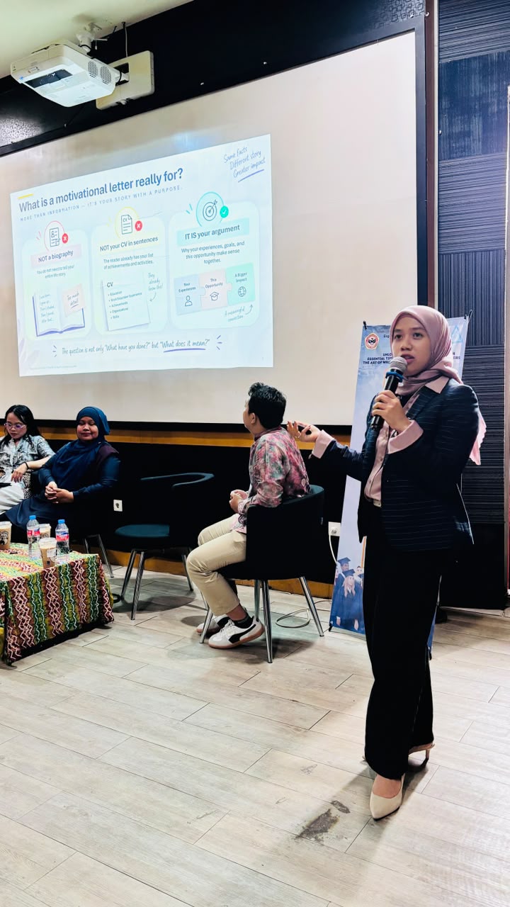 Dini Noor Arini memaparkan materi motivation letter